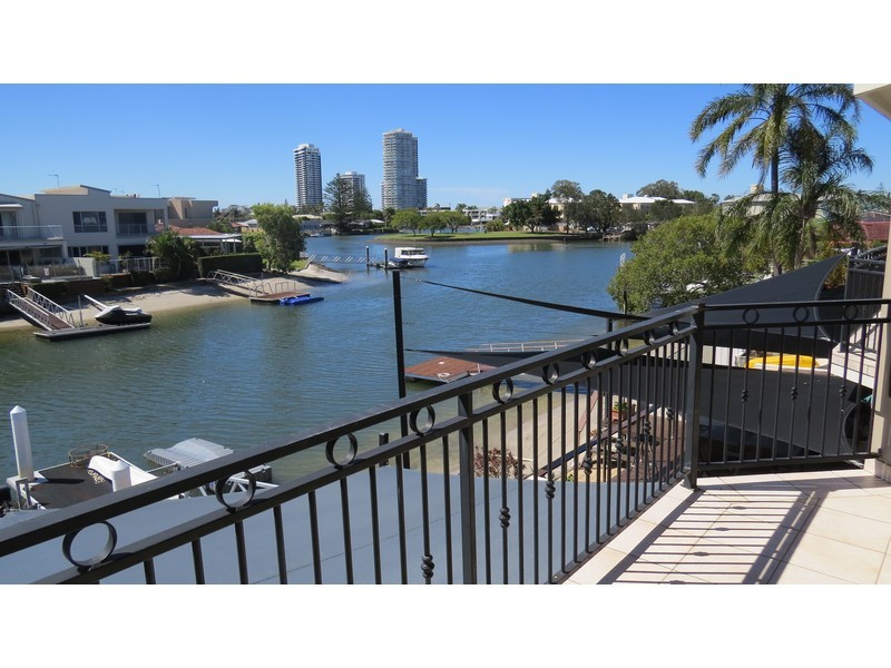 2/23 Vaggelas Crescent, Biggera Waters QLD 4216