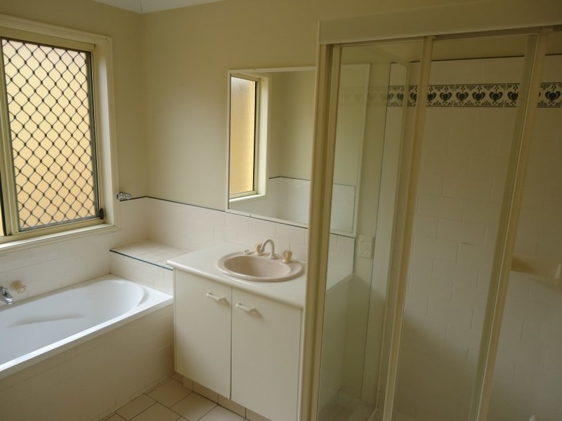 2/98 Greenacre Drive, Parkwood QLD 4214