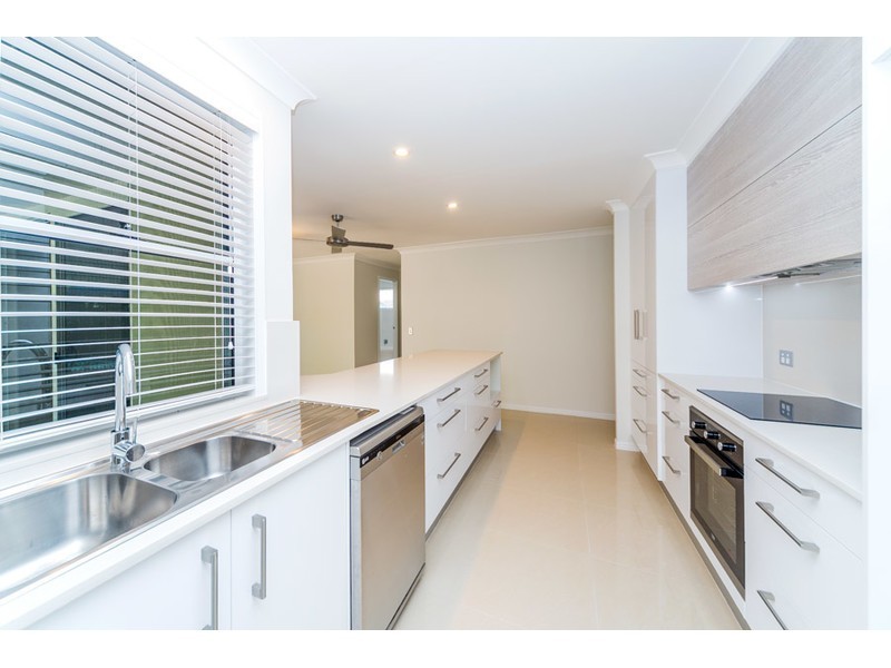 21 Lakefield Crescent, Paradise Point QLD 4216