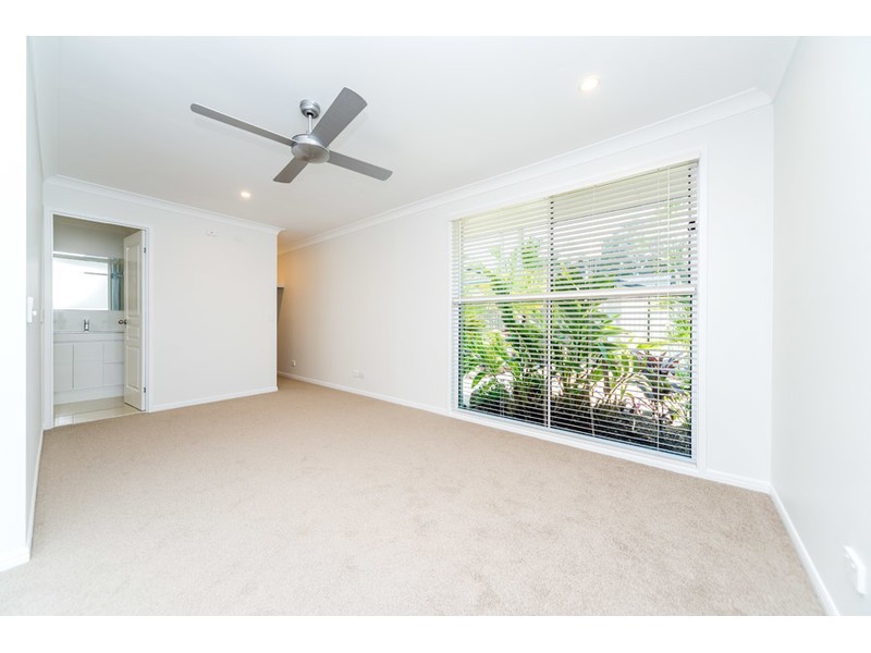 21 Lakefield Crescent, Paradise Point QLD 4216