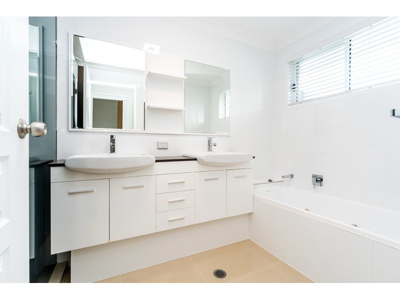 21 Lakefield Crescent, Paradise Point QLD 4216