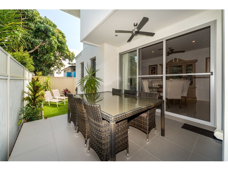 2/15 Eider Avenue, Paradise Point QLD 4216