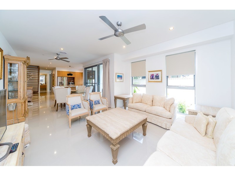2/15 Eider Avenue, Paradise Point QLD 4216