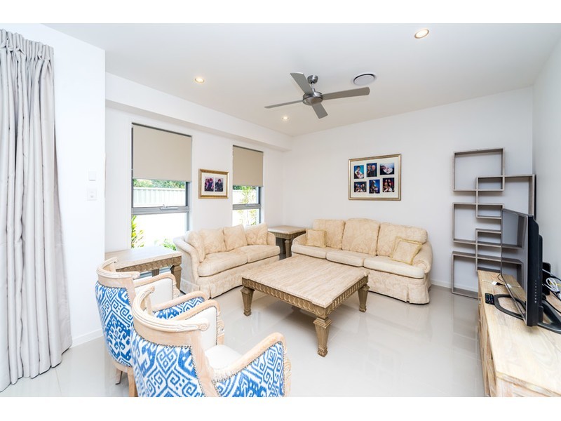 2/15 Eider Avenue, Paradise Point QLD 4216
