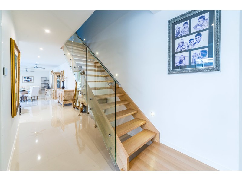 2/15 Eider Avenue, Paradise Point QLD 4216