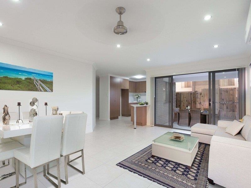 2/10 Fourth Avenue, Labrador QLD 4215