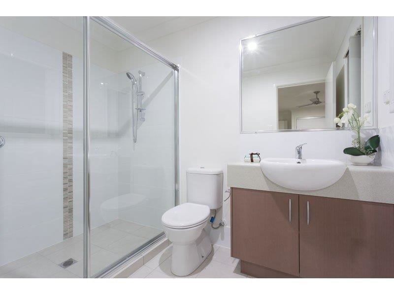 2/10 Fourth Avenue, Labrador QLD 4215