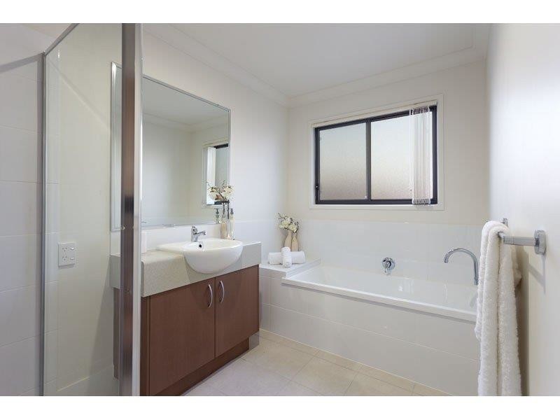 2/10 Fourth Avenue, Labrador QLD 4215