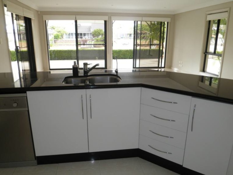 8 Marco Polo Place, Hollywell QLD 4216