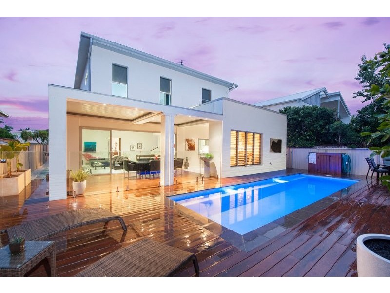 9 Plover Avenue, Paradise Point QLD 4216