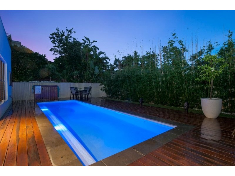 9 Plover Avenue, Paradise Point QLD 4216