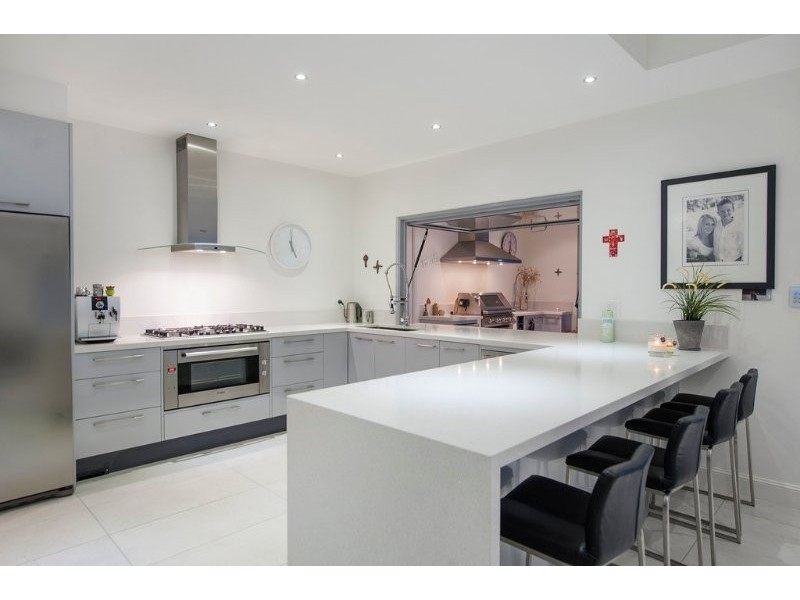 9 Plover Avenue, Paradise Point QLD 4216