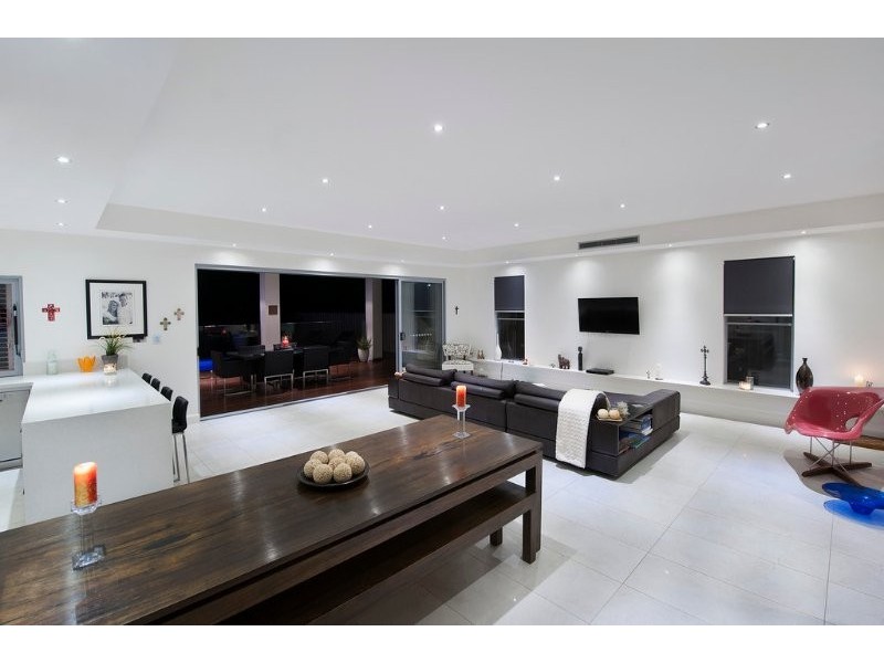 9 Plover Avenue, Paradise Point QLD 4216
