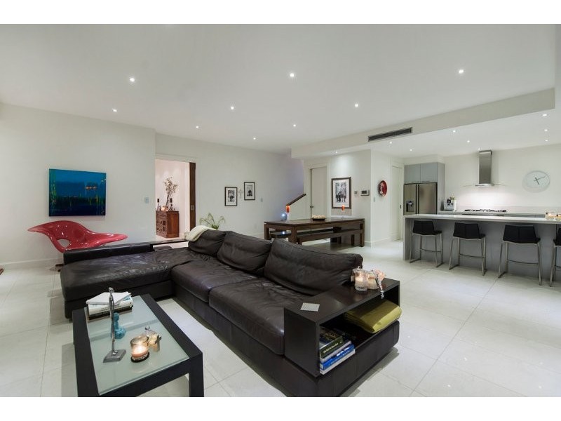 9 Plover Avenue, Paradise Point QLD 4216