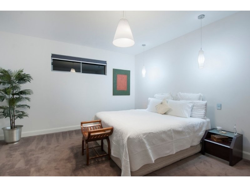 9 Plover Avenue, Paradise Point QLD 4216