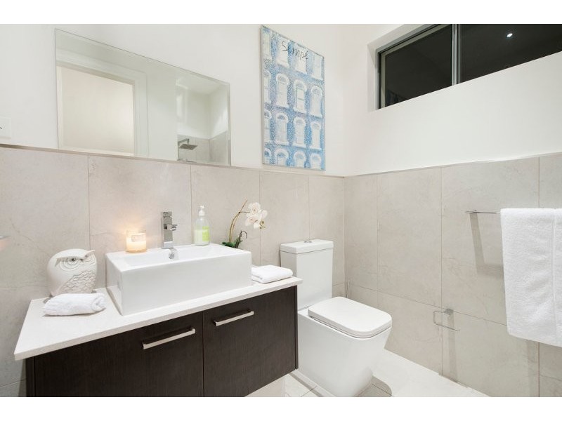 9 Plover Avenue, Paradise Point QLD 4216