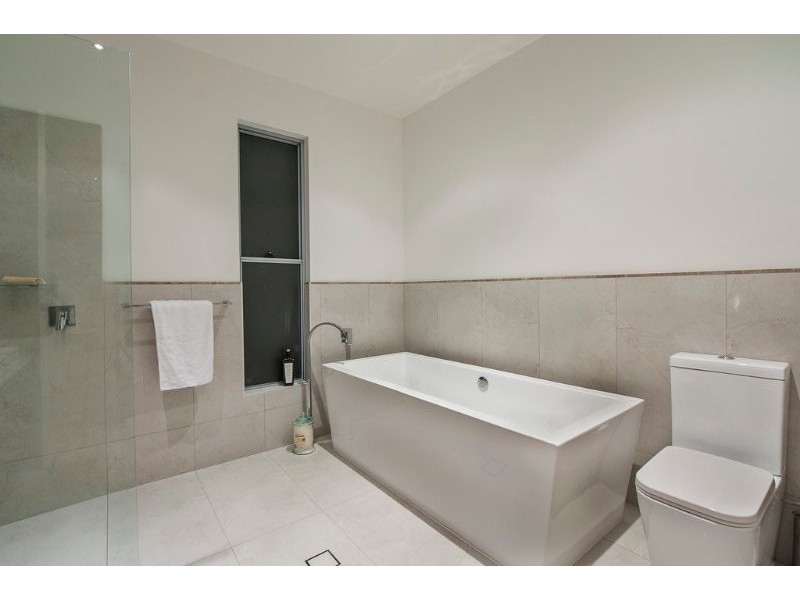 9 Plover Avenue, Paradise Point QLD 4216