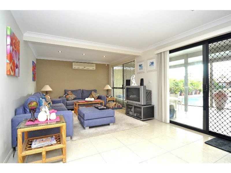 24 Walter Raleigh Crescent, Hollywell QLD 4216