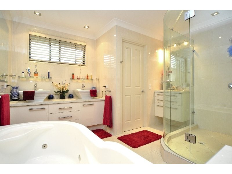 24 Walter Raleigh Crescent, Hollywell QLD 4216