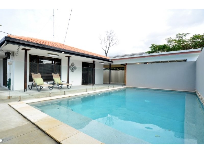6 Plover Avenue, Paradise Point QLD 4216