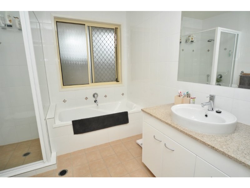 6 Plover Avenue, Paradise Point QLD 4216