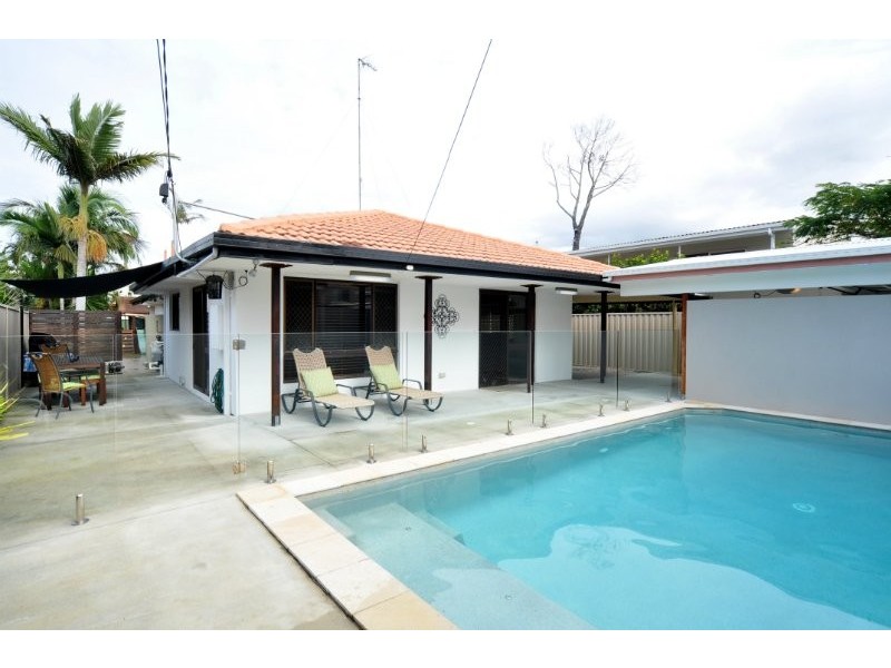 6 Plover Avenue, Paradise Point QLD 4216