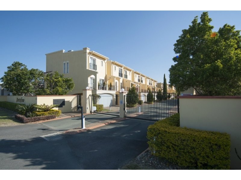 4/14 Pendraat Parade, Hope Island QLD 4212