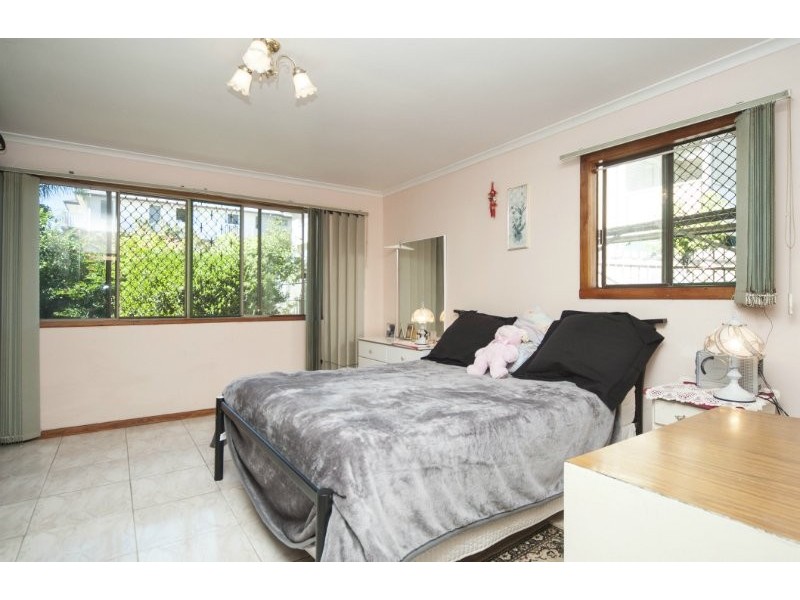 73 Worendo Street, Southport QLD 4215