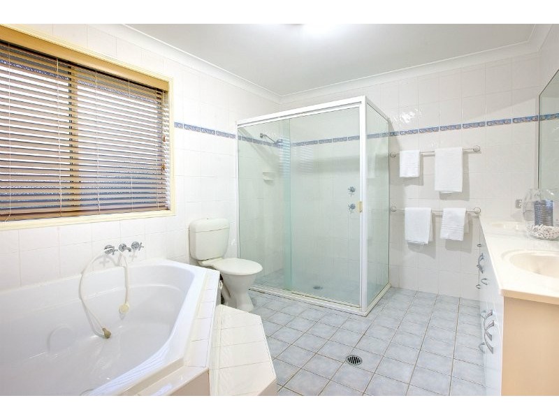 4 Pool Street, Hope Island QLD 4212