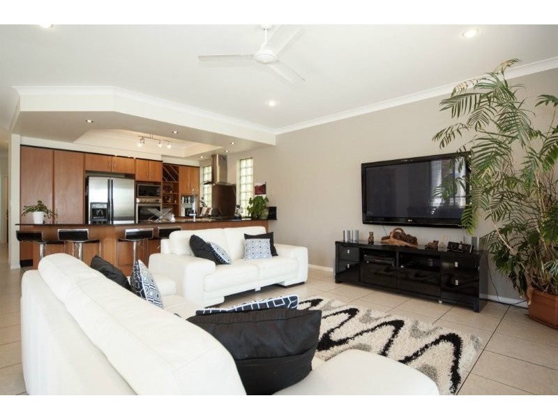 18 Eastpark Waters, Helensvale QLD 4212