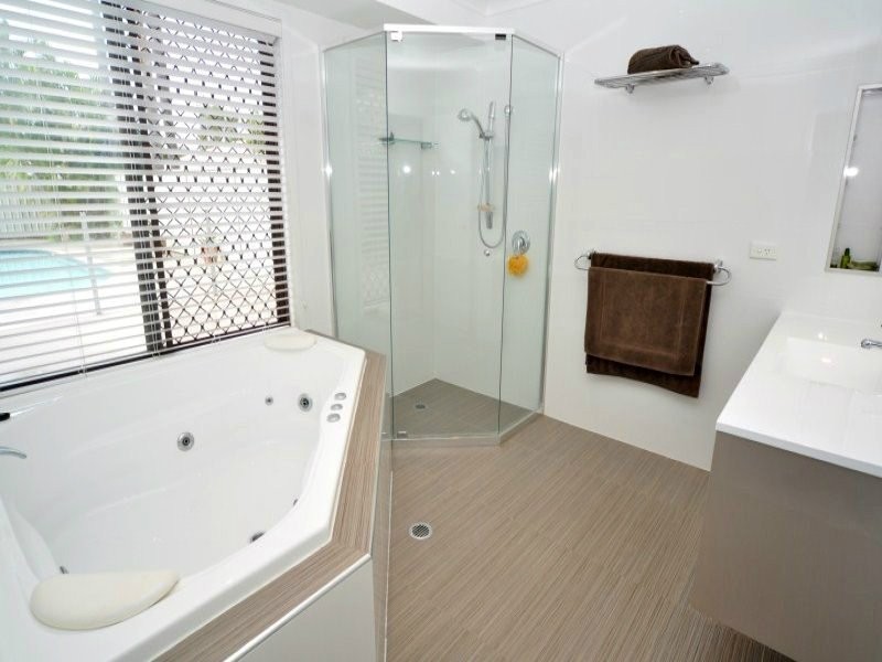 43 Sundown Drive, Paradise Point QLD 4216