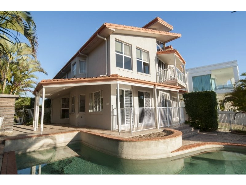 21 Queen Guineveres Place, Sovereign Islands QLD 4216