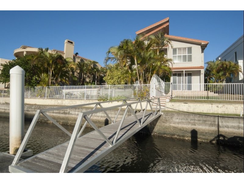 21 Queen Guineveres Place, Sovereign Islands QLD 4216