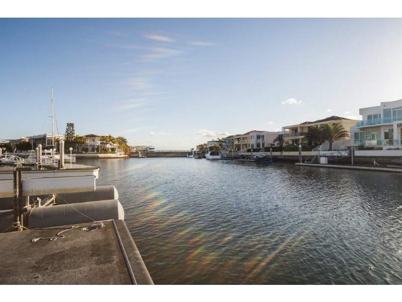 21 Queen Guineveres Place, Sovereign Islands QLD 4216