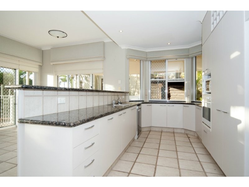 21 Queen Guineveres Place, Sovereign Islands QLD 4216