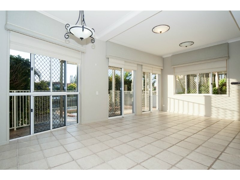 21 Queen Guineveres Place, Sovereign Islands QLD 4216