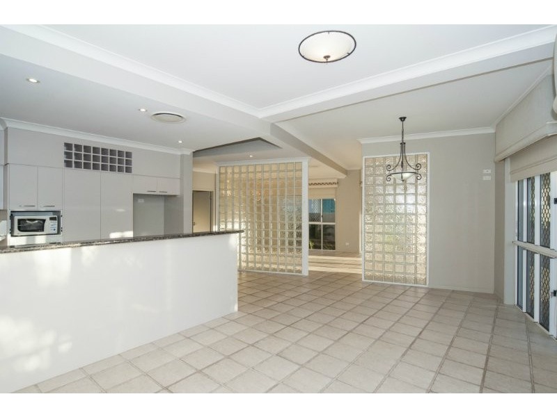 21 Queen Guineveres Place, Sovereign Islands QLD 4216