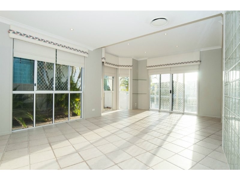 21 Queen Guineveres Place, Sovereign Islands QLD 4216