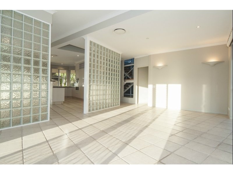 21 Queen Guineveres Place, Sovereign Islands QLD 4216