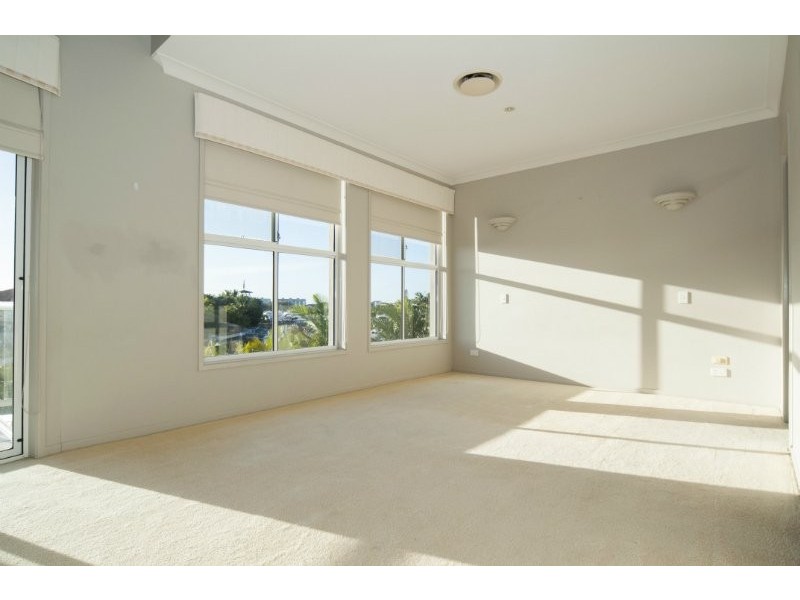 21 Queen Guineveres Place, Sovereign Islands QLD 4216