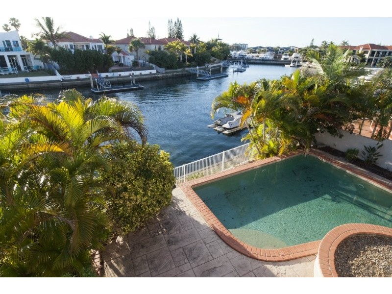 21 Queen Guineveres Place, Sovereign Islands QLD 4216