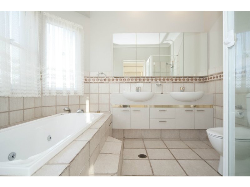 21 Queen Guineveres Place, Sovereign Islands QLD 4216