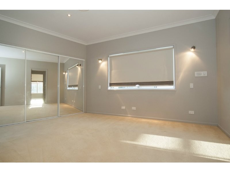 21 Queen Guineveres Place, Sovereign Islands QLD 4216