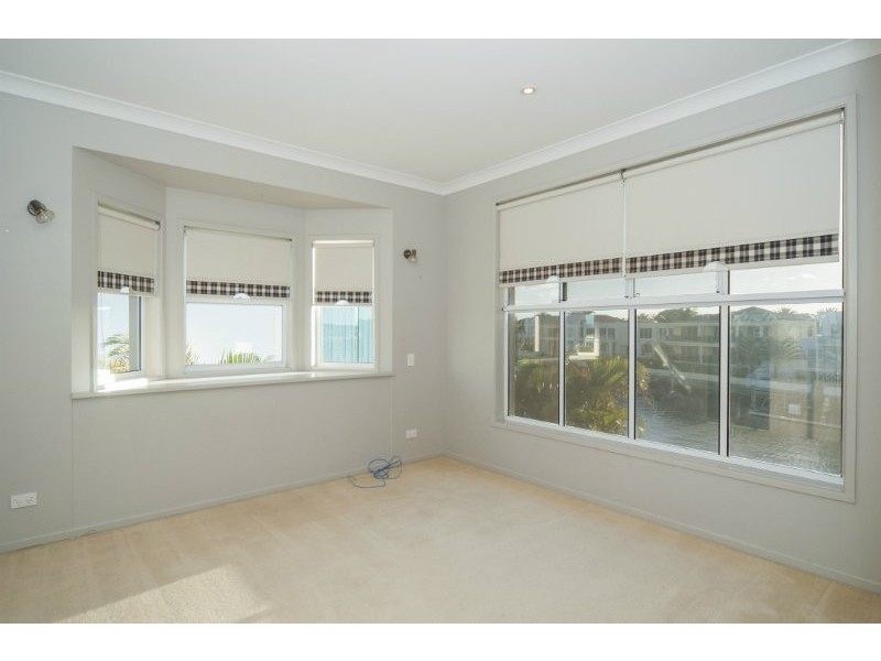 21 Queen Guineveres Place, Sovereign Islands QLD 4216