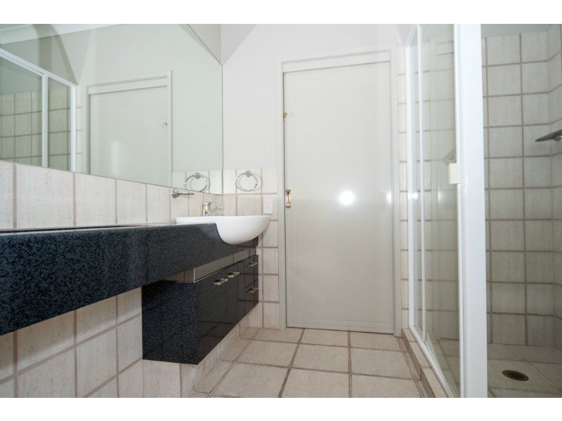 21 Queen Guineveres Place, Sovereign Islands QLD 4216