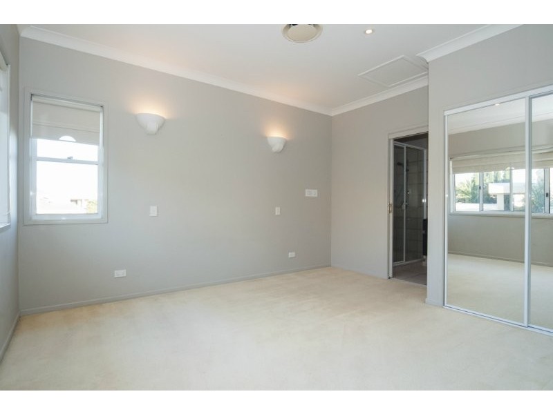 21 Queen Guineveres Place, Sovereign Islands QLD 4216