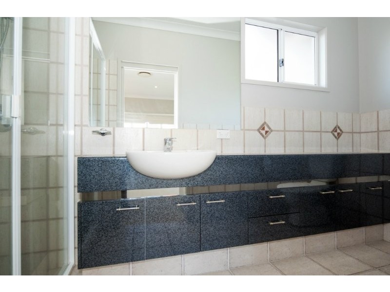 21 Queen Guineveres Place, Sovereign Islands QLD 4216