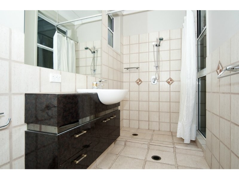 21 Queen Guineveres Place, Sovereign Islands QLD 4216