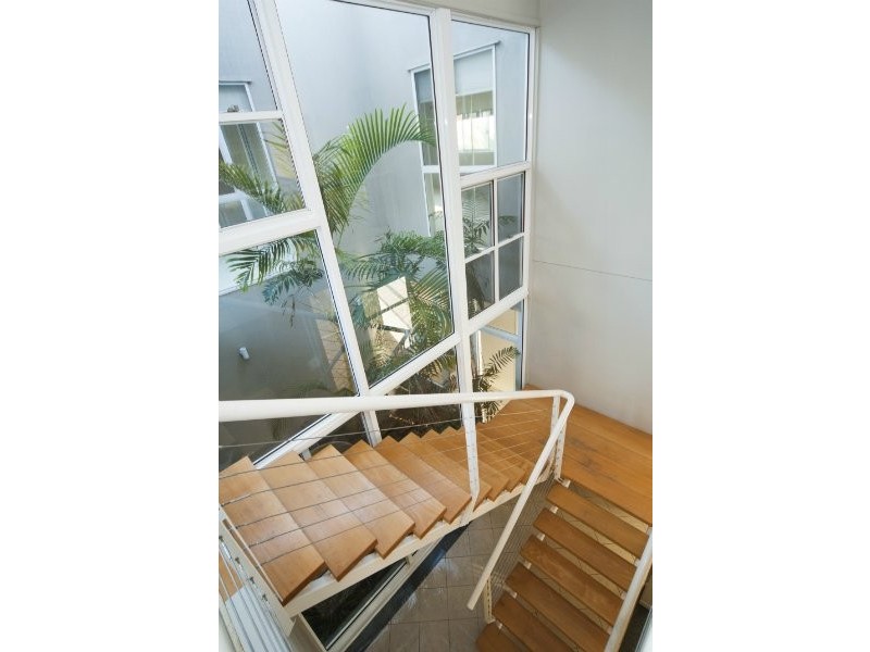 21 Queen Guineveres Place, Sovereign Islands QLD 4216