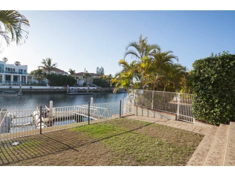 21 Queen Guineveres Place, Sovereign Islands QLD 4216